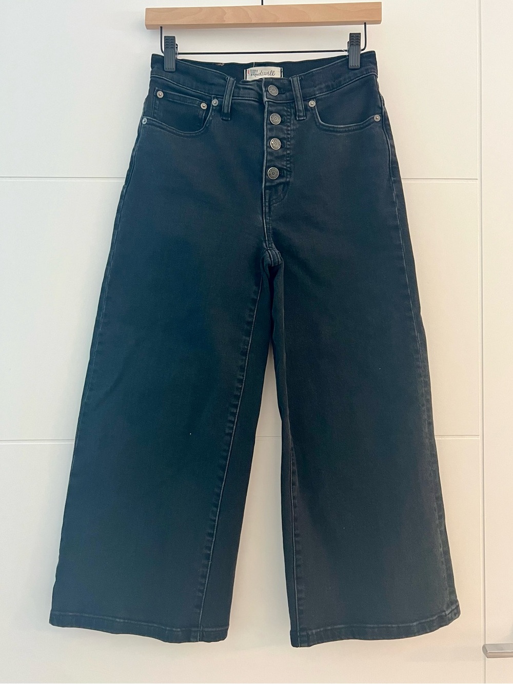 Madewell Wide Leg Crop black jeans. Size 26. Good Condition.